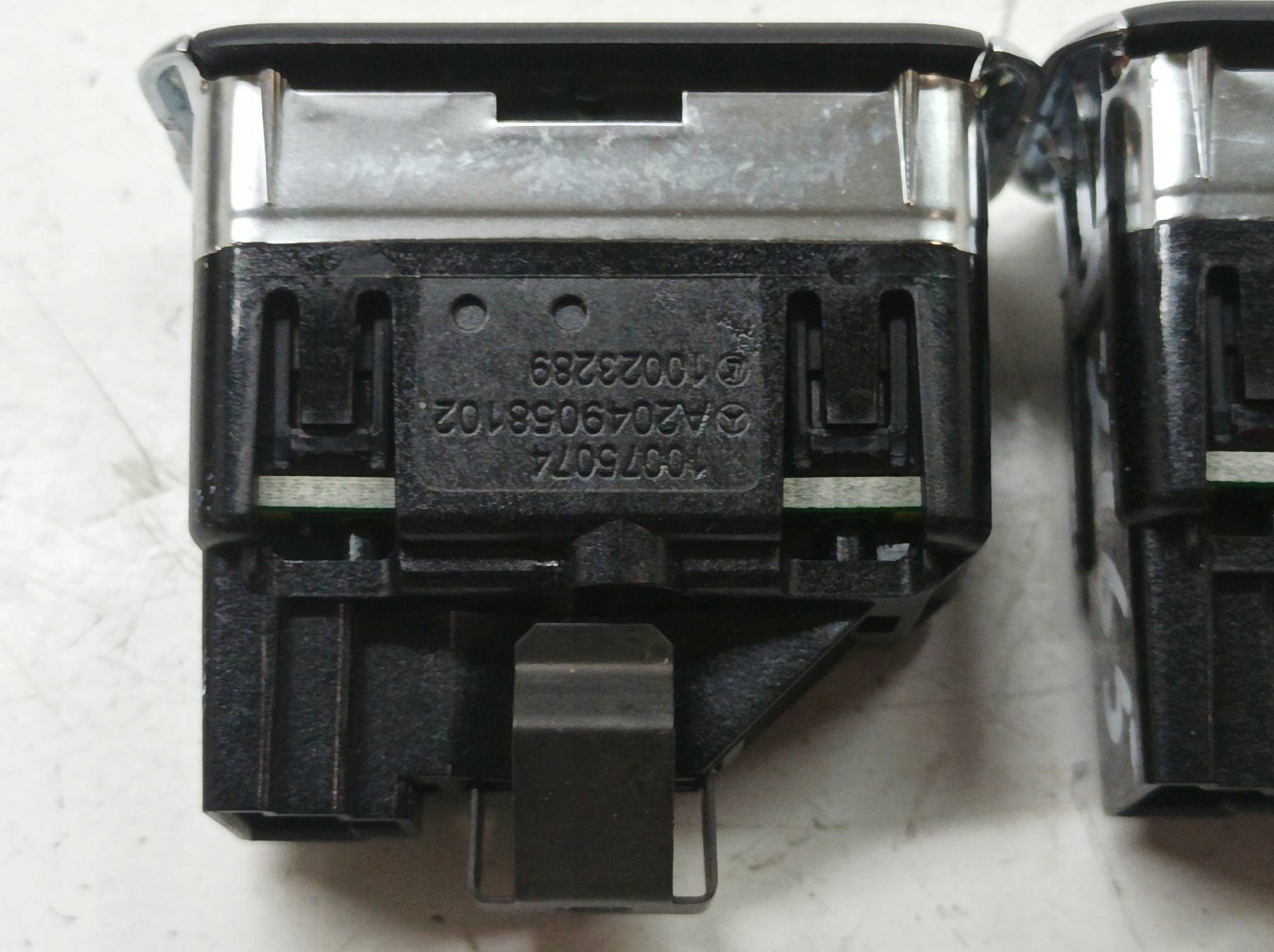 Cam Düğmesi Tekli Mercedes ML-CLA-A-GLA-C-E-CLS Serileri W166, W117, W176, W156, W204, W207, W212, W218 Kasa 2013-2019 A2049058102